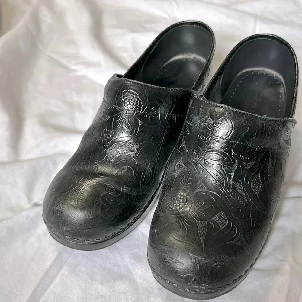 LL Bean Women's Black Leather Slip On Floral Embossed Nursing Work Clogs 9 M